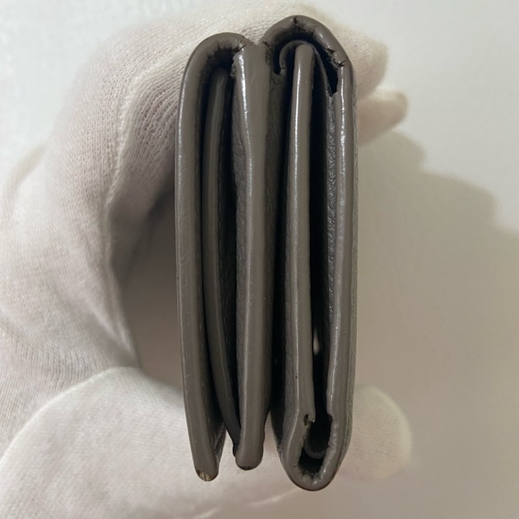 SAINT LAURENT GUC Greige Leather Trifold Wallet - Picture 11 of 14